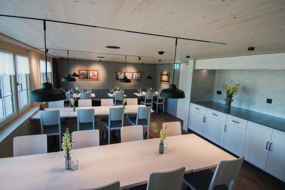 Restaurant/places to eat, Banquet/Function facilities, Seating area