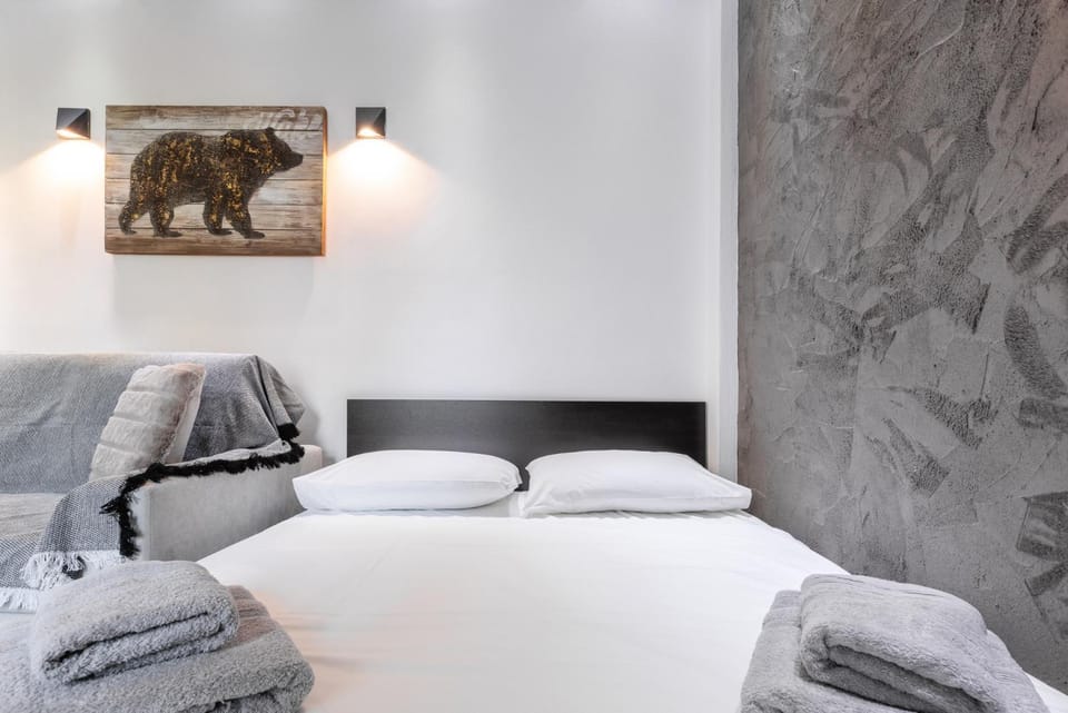 Bed, Decorative detail, towels