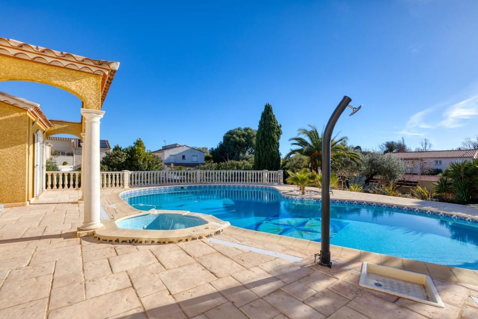Property building, Swimming pool