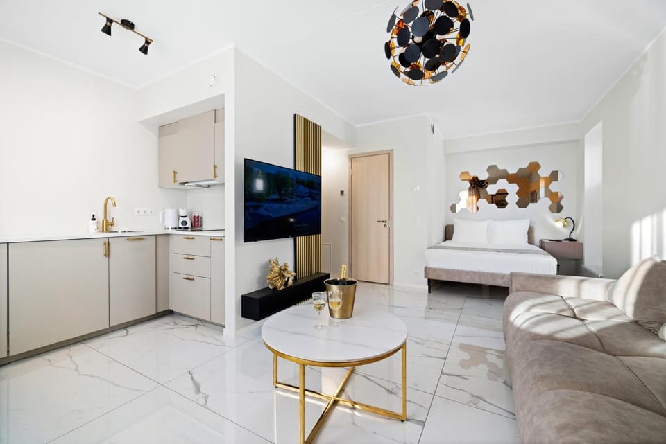 Bed, TV and multimedia, Kitchen or kitchenette, Living room, Seating area