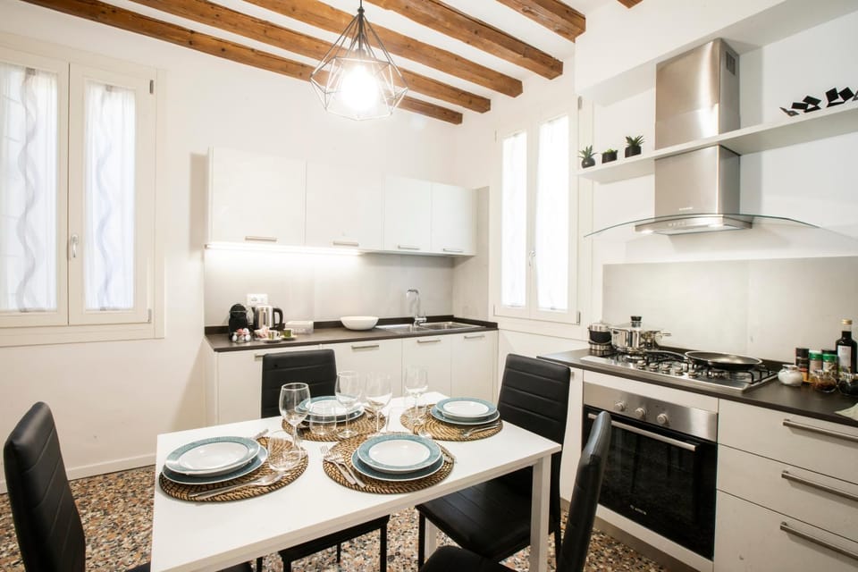 Kitchen or kitchenette, Dining area, dishwasher, minibar, pet friendly, stove
