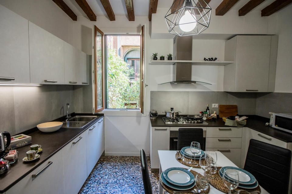 Kitchen or kitchenette, Dining area, dishwasher, minibar, pet friendly, stove, toaster