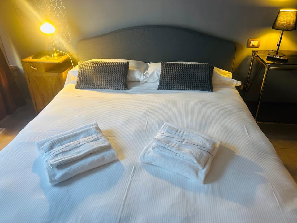 Bed, Photo of the whole room, Bedroom, towels