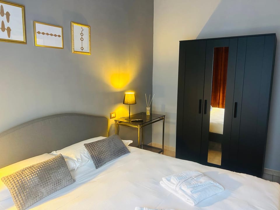 Photo of the whole room, Bedroom, wardrobe