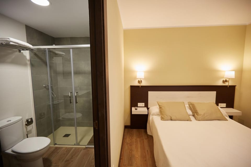 Shower, Bed, Bathroom, Photo of the whole room, Bedroom, towels