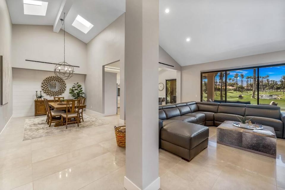 Beautiful Condo with Mountain & Sunset Views! House in Palm Desert