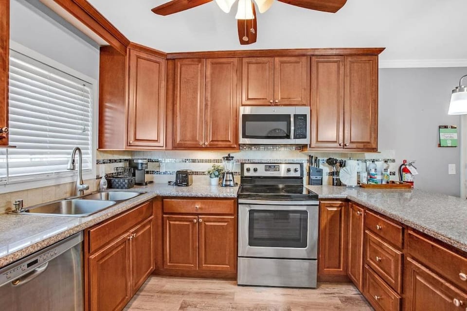 3BR, 1 Story Home w Hot tub, Grill, Sleeps 6 House in Henderson