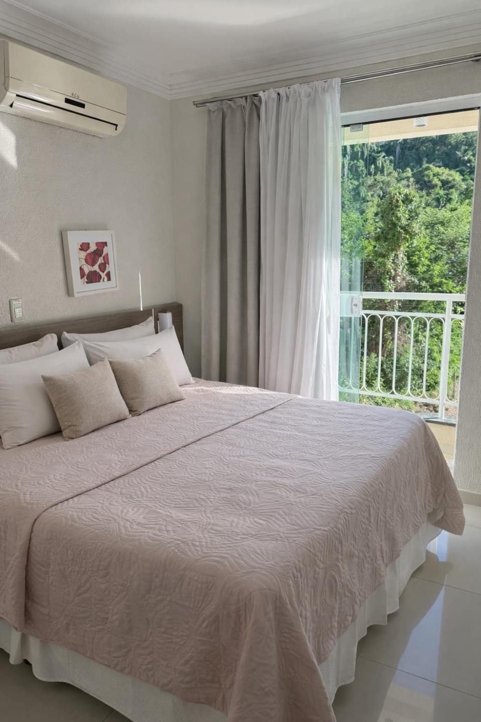 Bed, Photo of the whole room, Bedroom, air conditioner