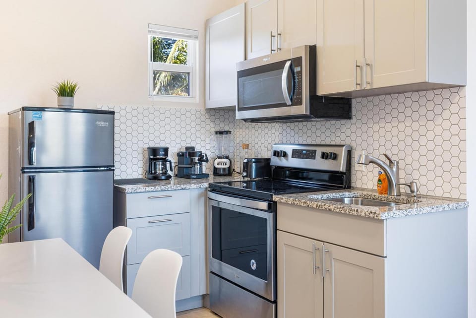 Bloom Hideaway - Mins to Las Olas & Beach Apartment in Fort Lauderdale