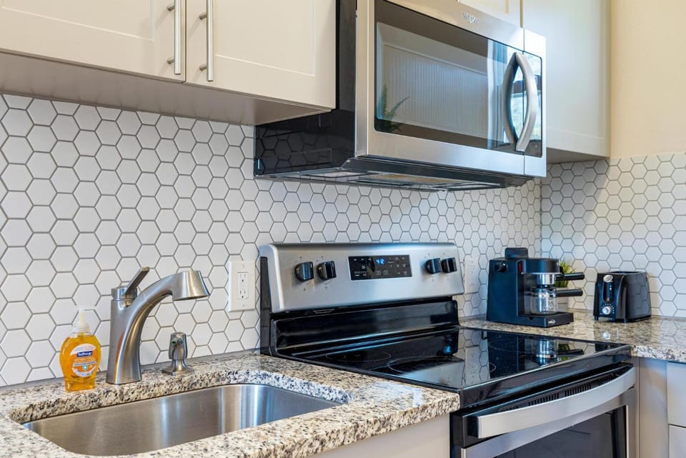 Azure - Mins to Las Olas & Beach Apartment in Fort Lauderdale