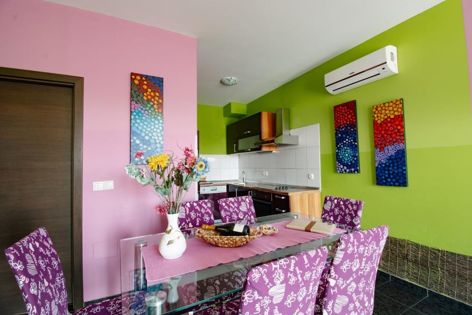 Kitchen or kitchenette, Living room, Seating area, Dining area, air conditioner