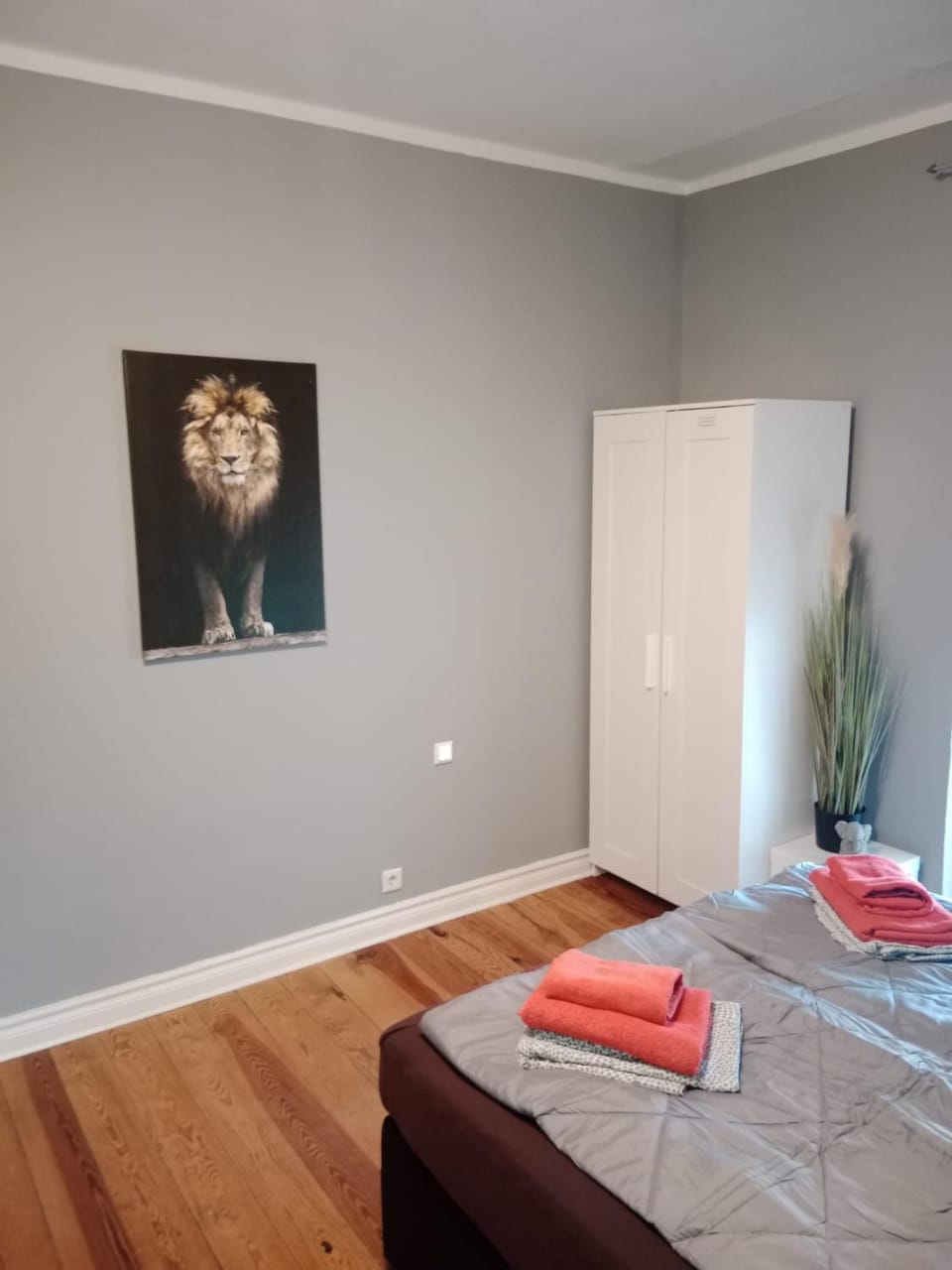 Bed, Bedroom, towels, wardrobe