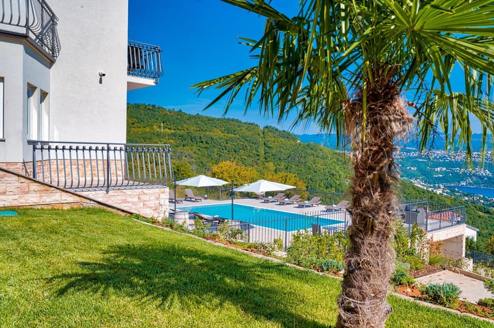 Property building, Nearby landmark, Day, Natural landscape, Garden, Garden, Garden view, Pool view, Sea view, sunbed