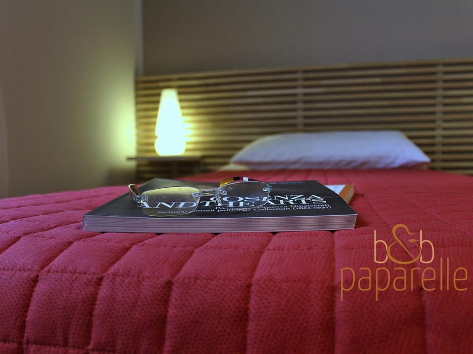 Bed, TV and multimedia, Decorative detail