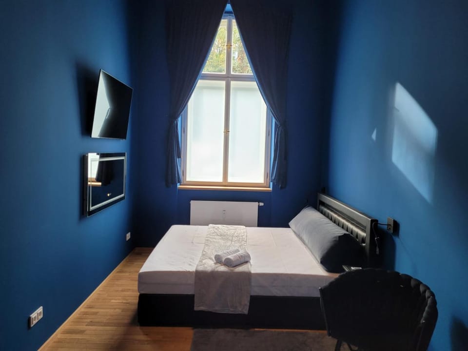 Bed, TV and multimedia, Bedroom