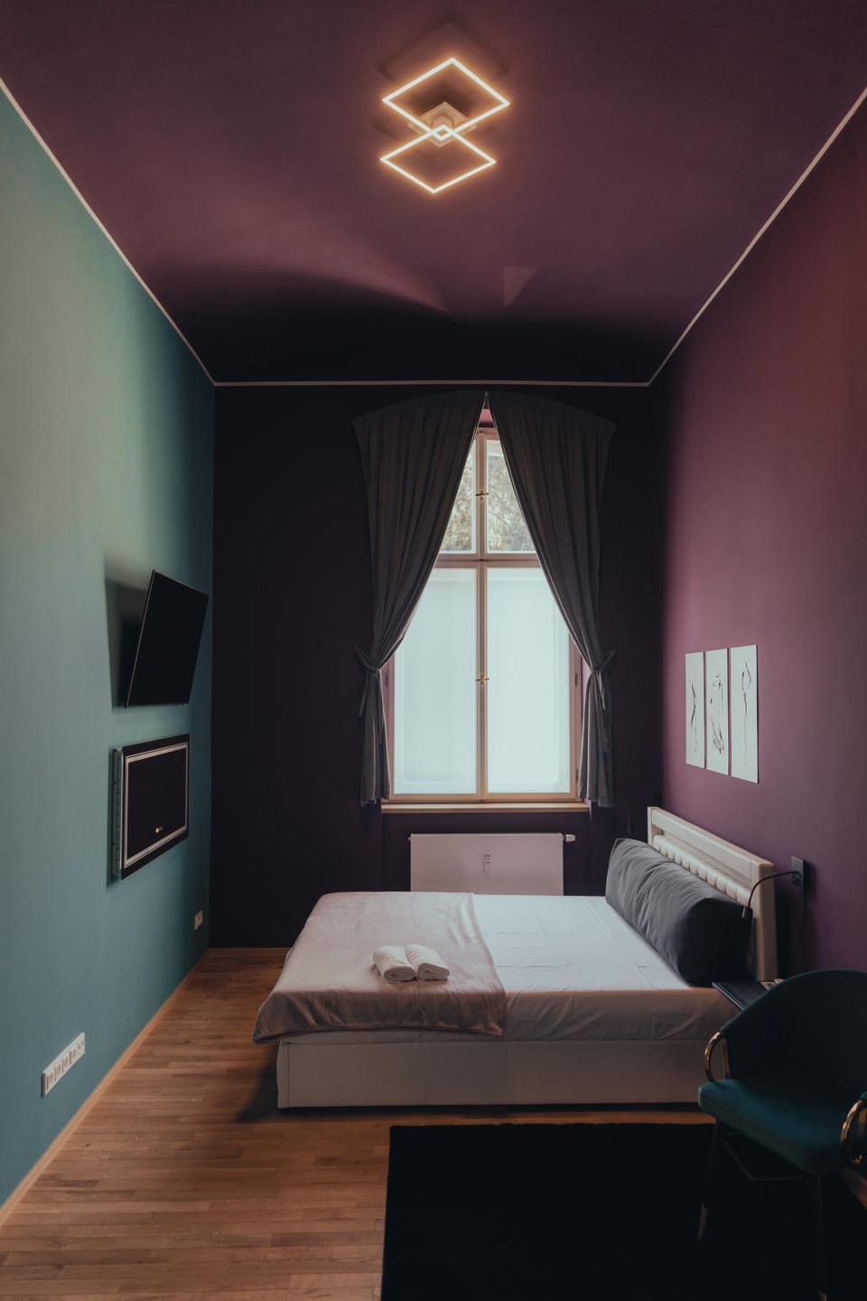 Bed, TV and multimedia, Bedroom