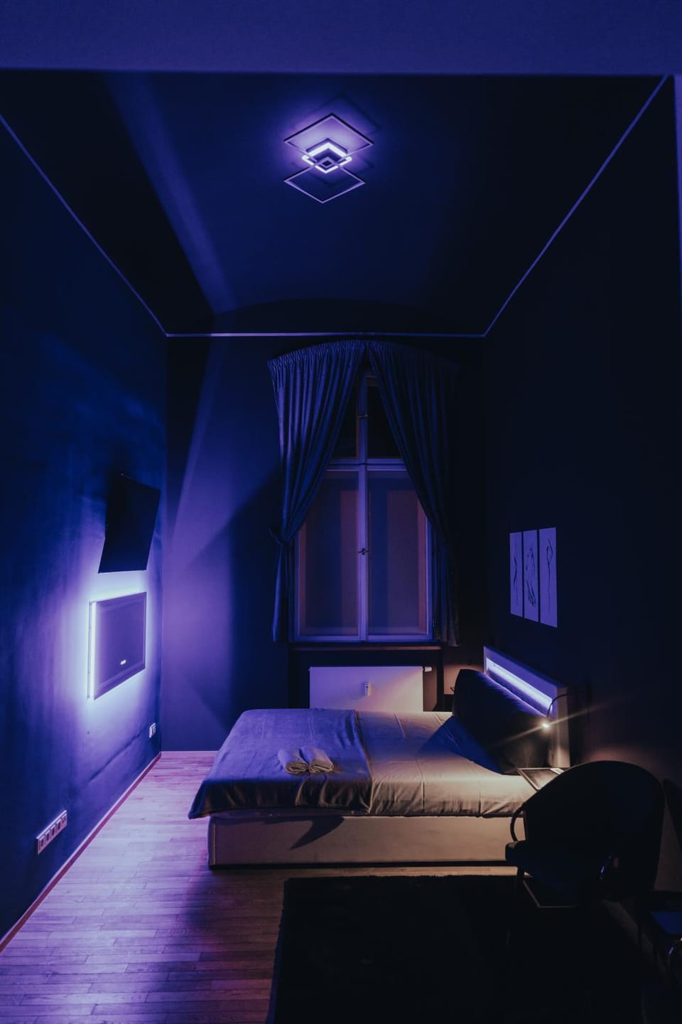 Bed, TV and multimedia, Bedroom
