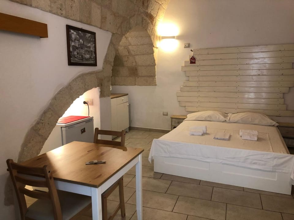 Bed, Living room, Photo of the whole room, Seating area, Bedroom