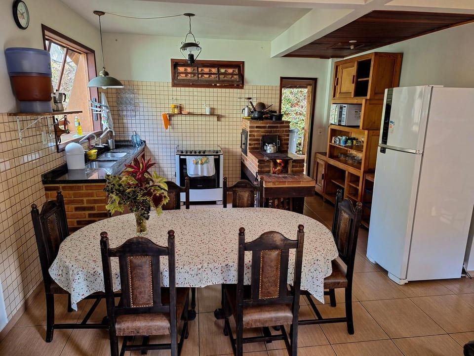Kitchen or kitchenette, Dining area, oven