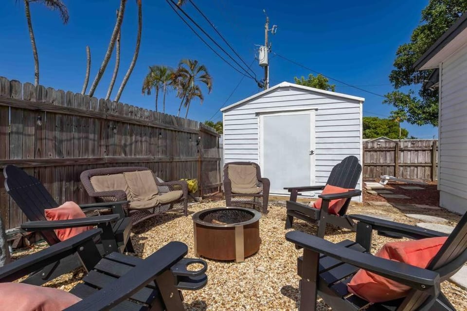 Patio, Day, Seating area, flat iron