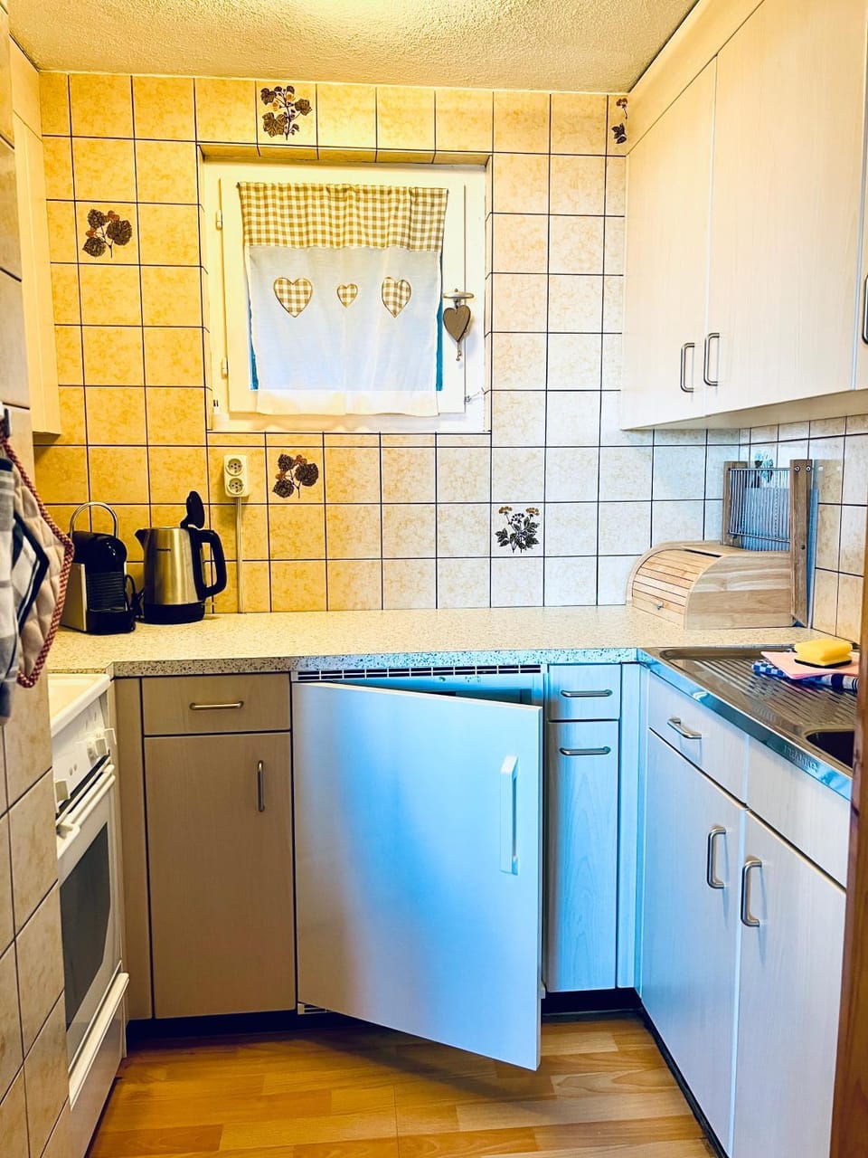 Coffee/tea facilities, Kitchen or kitchenette, stove