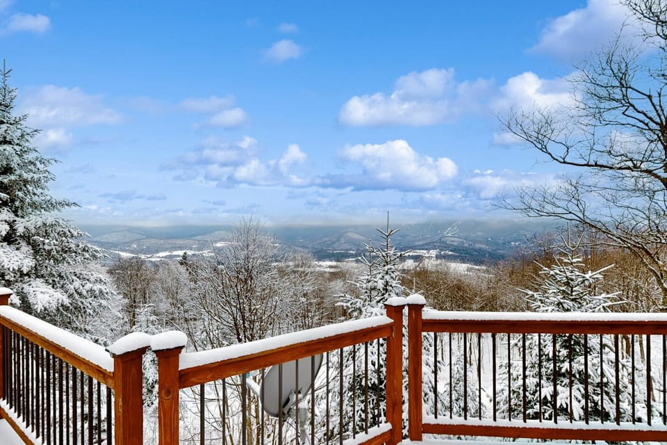 Scenic Sourbush House in Warren