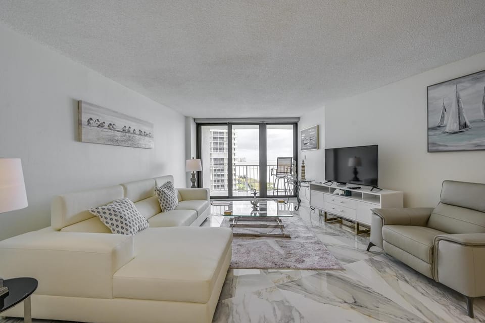 Beachfront Marco Island Condo w/ Pool Access! House in Marco Island