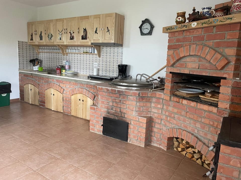 Kitchen or kitchenette, pet friendly, stove