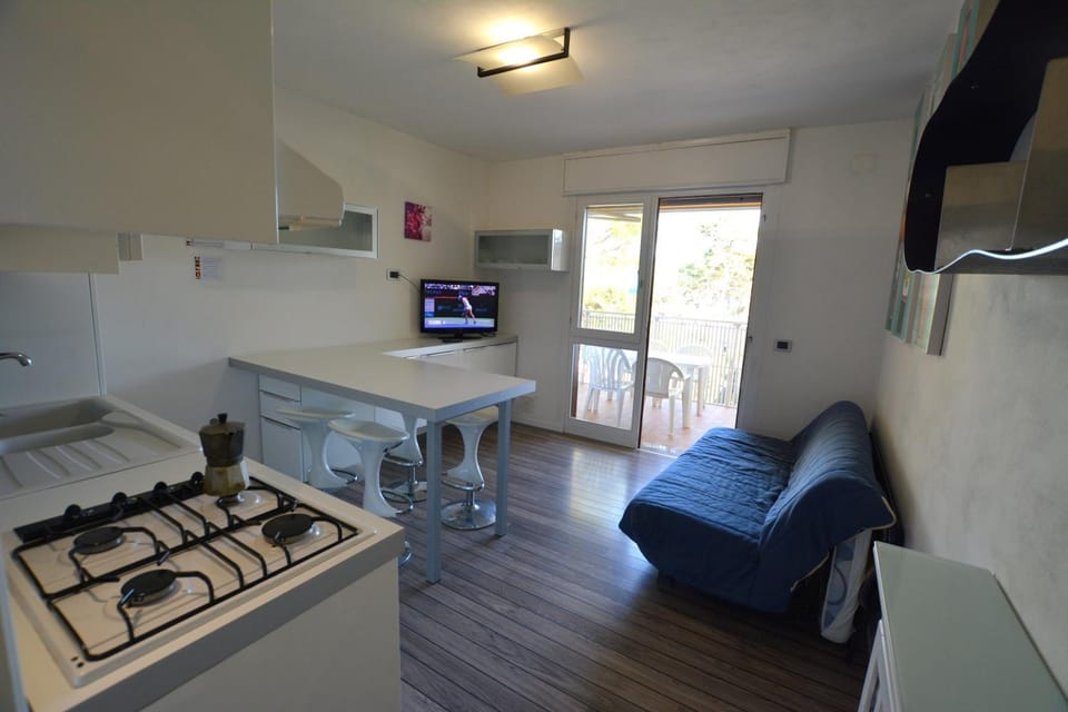 Kitchen or kitchenette, Living room, Seating area, Dining area