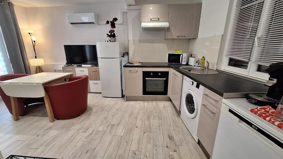 Seating area, kitchen