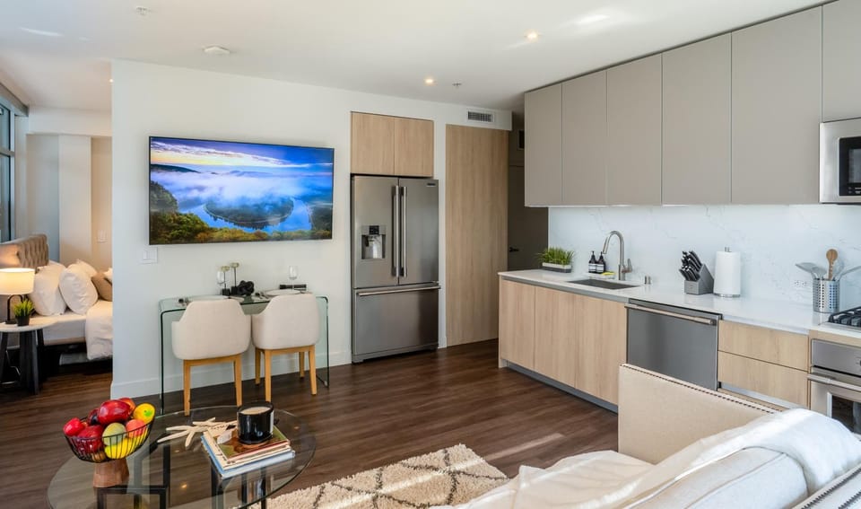 TV and multimedia, Kitchen or kitchenette, Living room, Photo of the whole room, Dining area