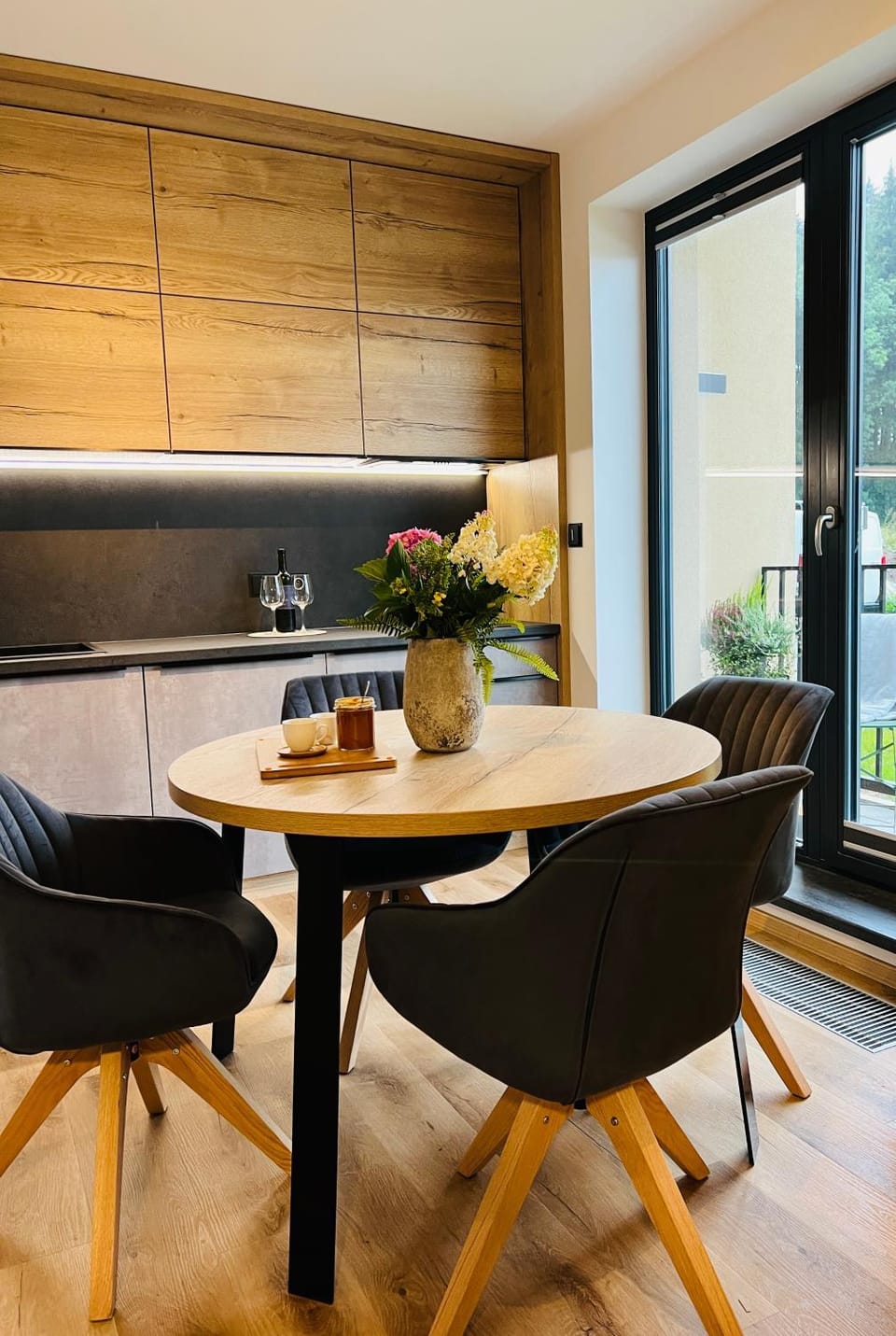 Seating area, Dining area