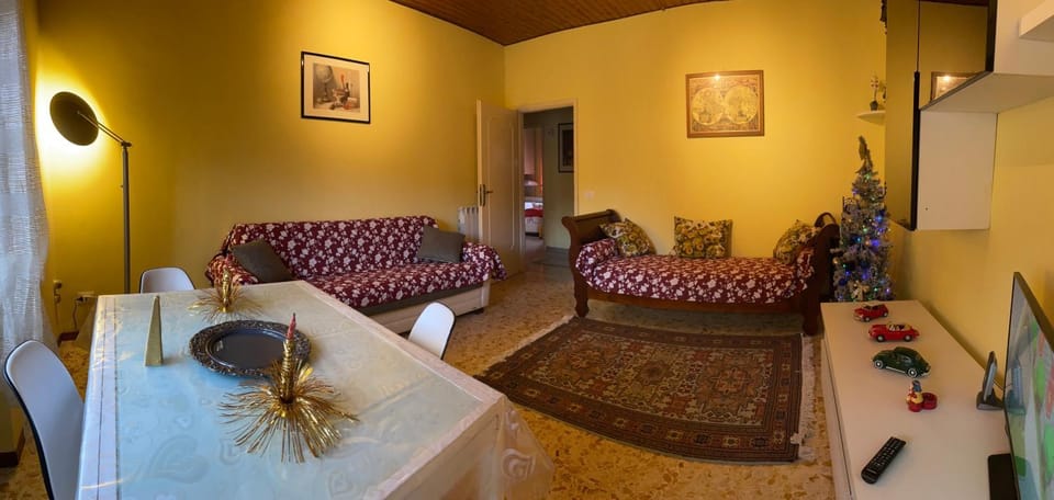 Bed, Natural landscape, TV and multimedia, View (from property/room), Living room, Living room, Food and drinks, Photo of the whole room, Photo of the whole room, Decorative detail, Decorative detail, Seating area, Animals, Bedroom, Food, Guests, City view, Lunch, Dinner, young children, older children, Bath