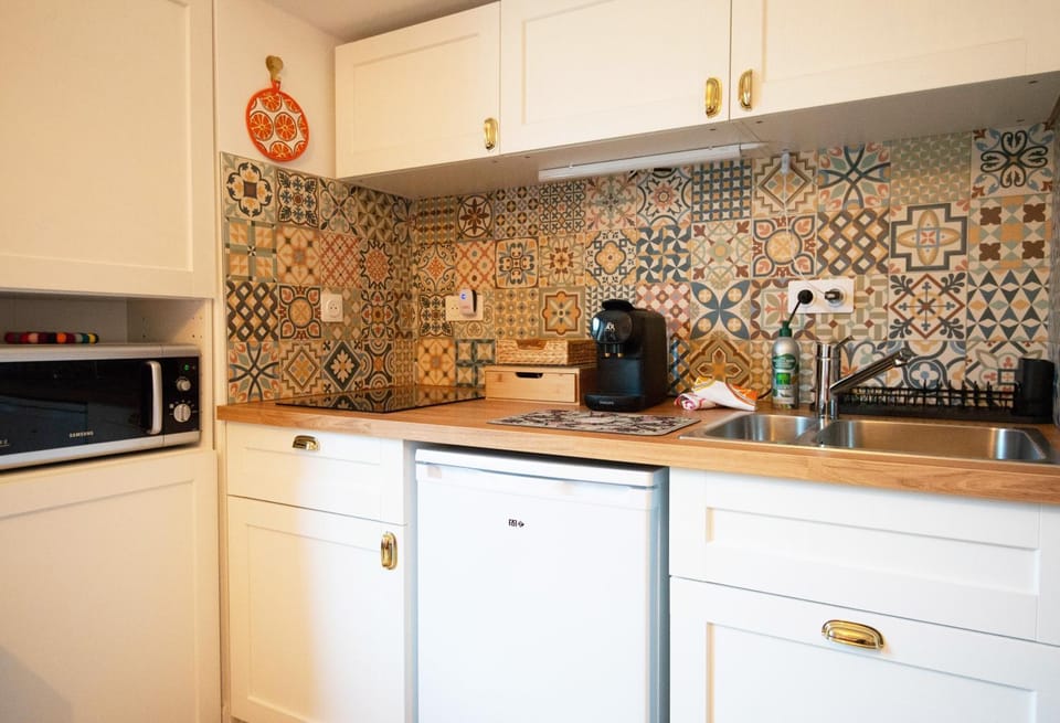 Coffee/tea facilities, Kitchen or kitchenette, minibar, stove