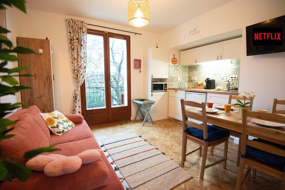 TV and multimedia, Kitchen or kitchenette, Living room, Seating area, Dining area, minibar, stove