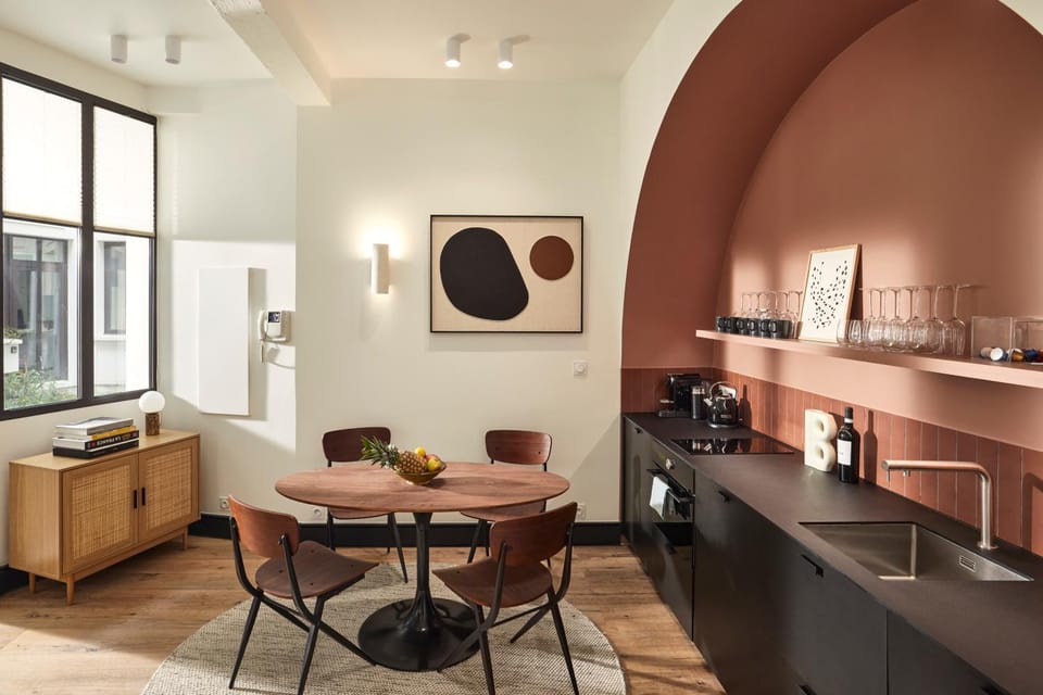 Coffee/tea facilities, Kitchen or kitchenette, Dining area, minibar