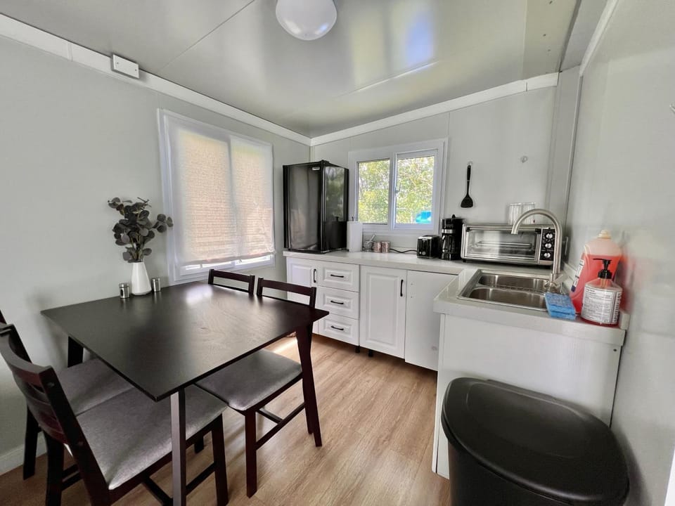 Coffee/tea facilities, Kitchen or kitchenette, Dining area, toaster