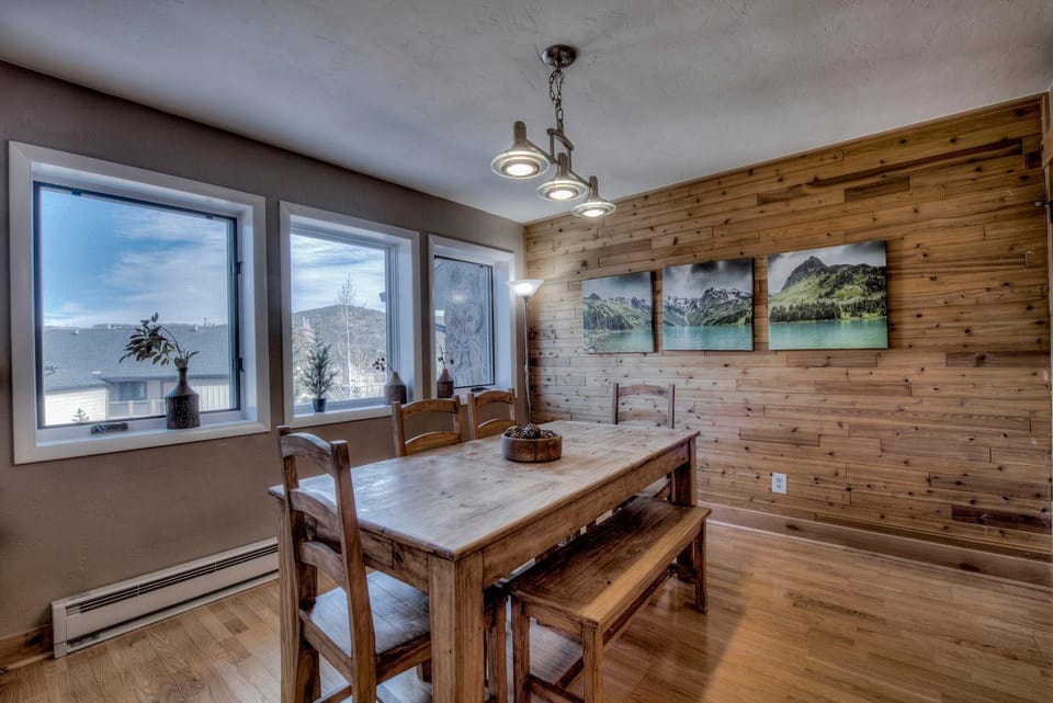 Top Floor 2 Bedroom Ski-In & Walk to Main St House in Breckenridge