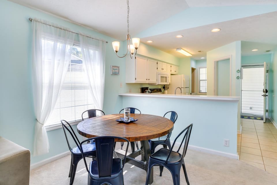Golf & Resort Perks: Premier Condo 10 mi to Myrtle House in South Carolina