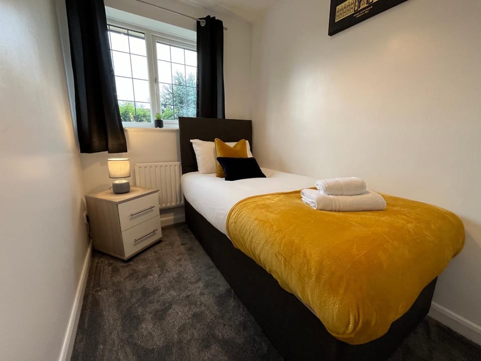 Bed, Photo of the whole room, Bedroom, towels