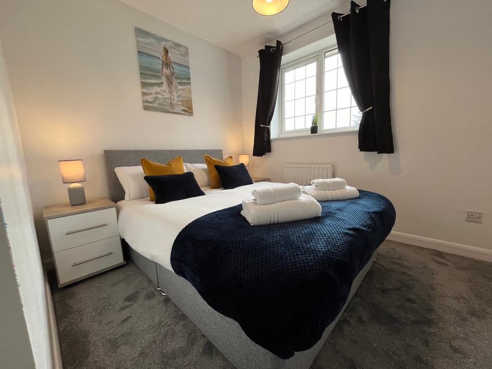 Bed, Photo of the whole room, Bedroom, towels