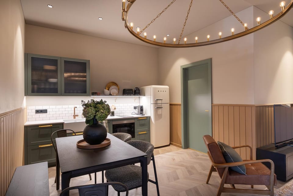 Kitchen or kitchenette, Dining area