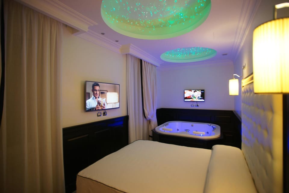 Night, TV and multimedia, Photo of the whole room, Bedroom