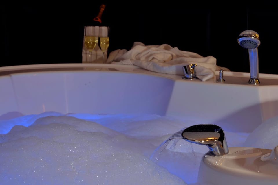 Hot Tub, Bathroom