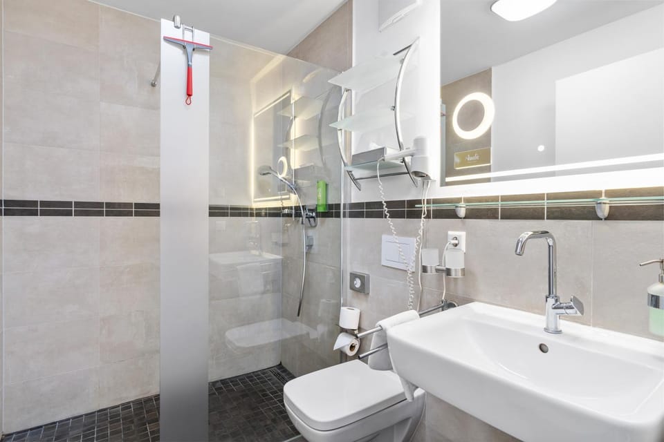 Shower, Toilet, Bathroom, towels