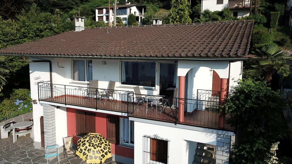 Property building, Day, Balcony/Terrace