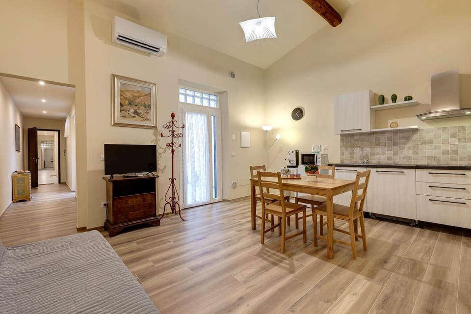 TV and multimedia, Kitchen or kitchenette, Living room, Seating area, Dining area, minibar, oven, stove, air conditioner