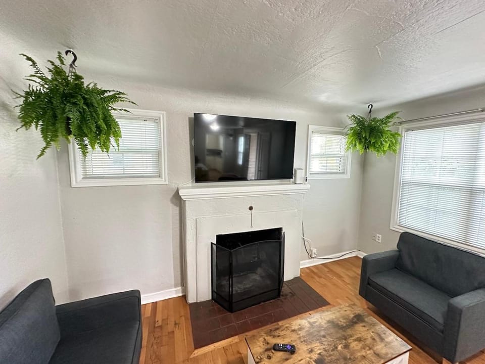 Communal lounge/ TV room, TV and multimedia, Living room, Seating area, Evening entertainment, flat iron