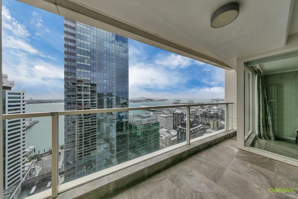 QV Stays Luxury with Sea Views Apartment in Auckland