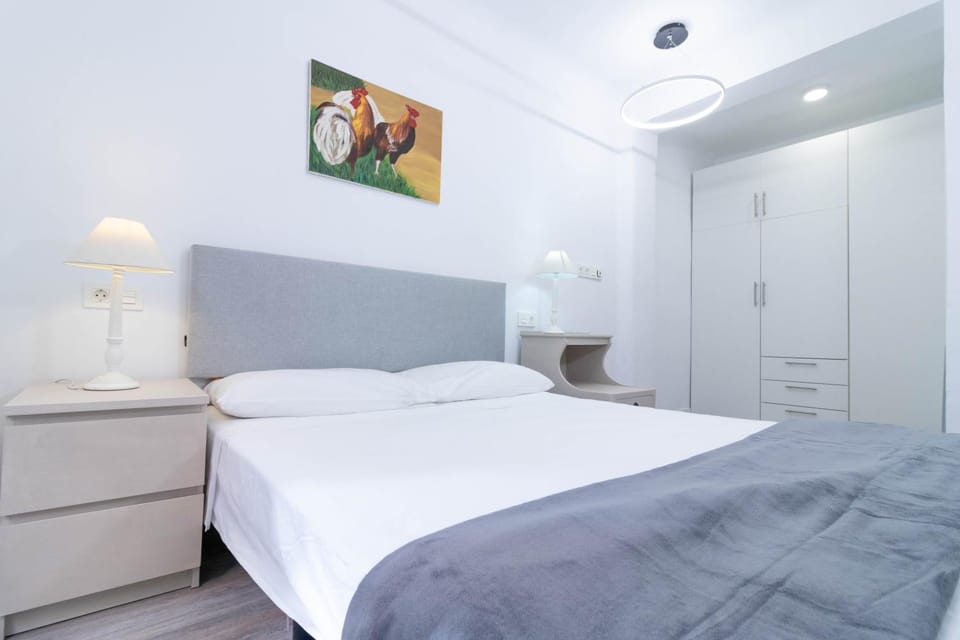 Bed, Photo of the whole room, Bedroom, internet, wardrobe